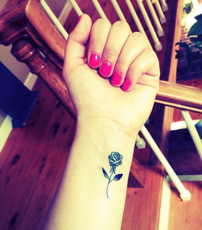 tatouage fleur rose noire avant bras tattoo poignet roses